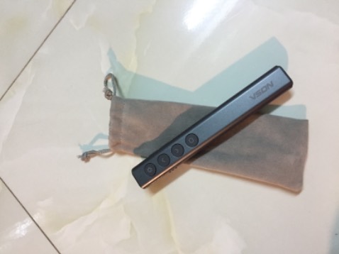 Mình thấy bút trên thực tế không đẹp được như hình, nút bấm không được đầm tay, nhưng bút cầm gọn tay, ít nút bấm nhưng khá nhiều chức năng. Mình khá hài lòng về sản phẩm, còn độ bền thì phải xài một thời gian mới đánh giá được.