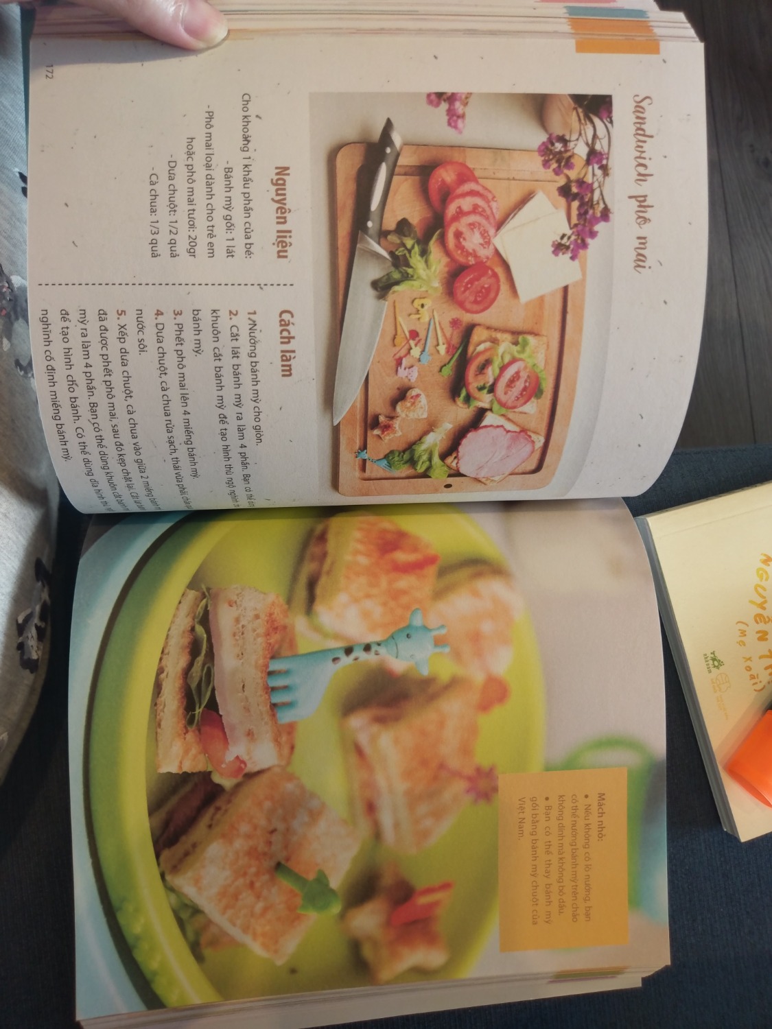 Về Tiki: Sách tới nơi đẹp nhưng bìa sau bị gãy (như hình), đã phải để dưới tấm thớt thì mới được phẳng tương đối lại. Nhưng vì sách nội dung rất tốt nên mình vẫn cho Tiki 5 sao nhé.

Về sách: Cực kỳ cụ thể, thông tin vô cùng hữu ích, trình bày rất đẹp. Trước khi đọc mình cũng phân vân về phương pháp này. Dù bạn có chọn BLW hay không thì cuốn sách cũng giúp bạn có cái nhìn CỰC RÕ về phương pháp này! Thực sự rất rất nên mua các bạn ạ!