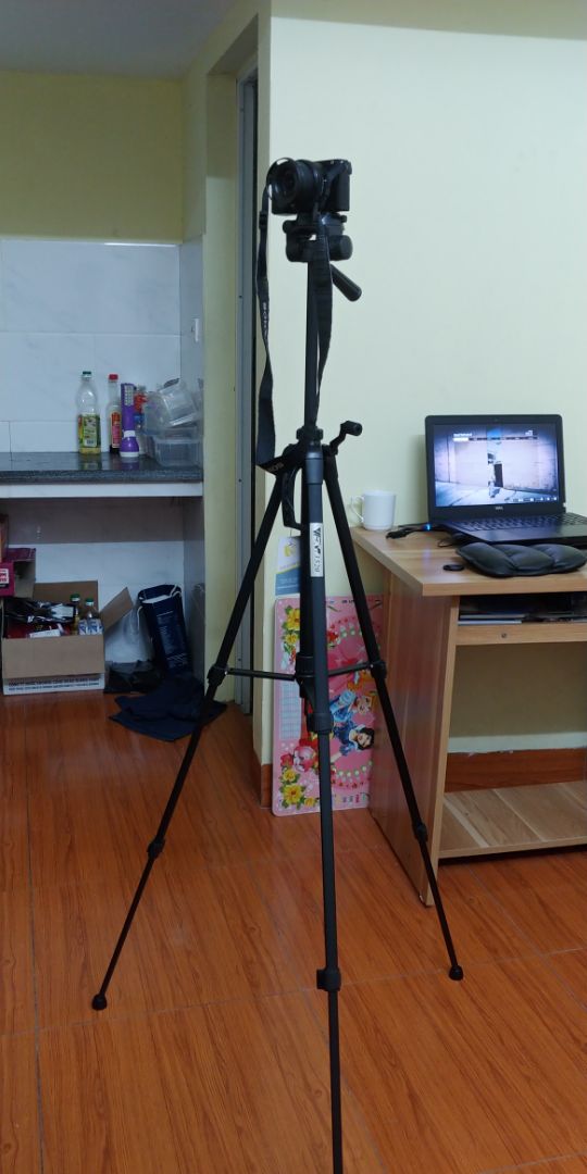 Sản phẩm hoàn thiện tốt, đóng gói đẹp và chắc chắn. Body kết hợp giữa nhôm và nhựa tổng hợp, phần nhôm hơi bám vân tay. Máy cao khoảng trên 140cm khi kéo dài các khớp nối ra. Overall thì đây là 1 tripod tốt trong tầm giá