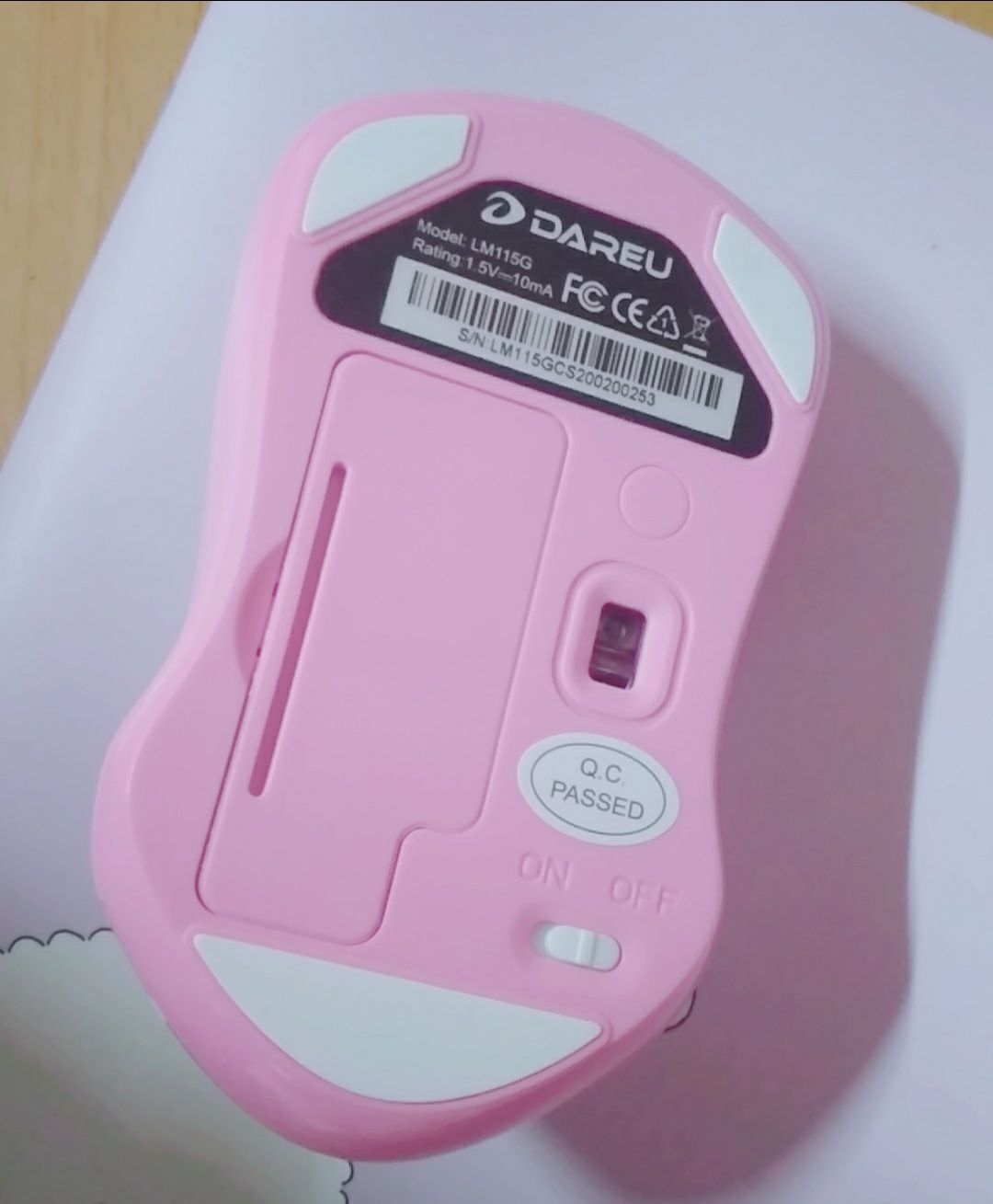 Sản phẩm nguyên hộp, nguyên mác khi giao. Chuột cừu siêu dễ thương, hình ảnh in tốt, bên hông cong lượn vào nên dễ cầm và hợp với những ai có bàn tay nhỏ như mình. Nút "trở về trang trước" hoặc "tiến tới trang sau" đều thuận tiện, chỉ có cái nút dưới con lăn là chưa biết để làm gì. Lăn chuột mượt, do nút nhấn trái phải khá cạn và nhạy nên nhiều lúc dễ nhấn nhầm cùng lúc cả hai bên. Nắp thay pin dễ mở, pin dễ lắp, nhớ tắt chuột sau khi sử dụng kẻo hao pin. Tóm lại rất ưng con chuột này!