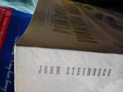 sách bị móp ở góc huhu 
bọc sốp cũng khá cẩn thận nhưng vẫn bị móp sách và vài vết hằn lên. 
Giao hàng nhanh. 
Sách hay