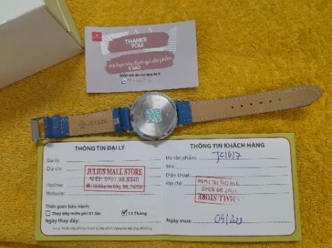 Màu của đồng hồ hơi khác trong ảnh nhưng ở ngoài trông đẹp hơn. Đây là chiếc đồng hồ Julius thứ 2 mình mua. Lần trước mua trong MIPEC Long Biên rất tốt và bền nên mình muốn mua hiệu này tiếp. 

Mình ưng quá nên chụo nhiều ảnh để nhận xét cho shop. Mặt đồng hồ to rất dễ nhìn giờ, mình hay bị muộn giờ nên cần mặt đồng hồ to thế này. Mình làm nghề dạy học thì cần đồng hồ để canh giờ. 

Dây rất đẹp nhé. Hộp trông chuyên nghiệp, shop có để giấy bảo hành và thông tin bảo hành rõ ràng. 

Nhất định sẽ quay lại ủng hộ shop.