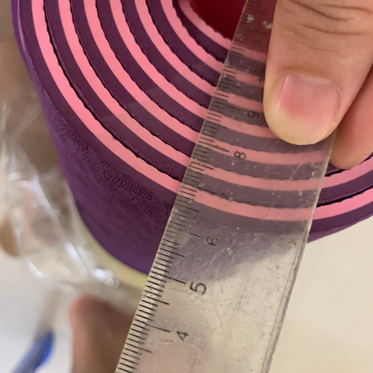 TIKI giao hàng đúng như dự kiến, ko nhanh ko chậm, nhận viên nhiệt tình
Màu ngẫu nhiên nhưng đc giao màu tím hồng sở trường nên rất vui
Đặt loại 6mm giao đúng loại 6mm nhé, chuẩn hàng, ko có mùi hôi gì cả.
Chất liệu rất mềm mại, êm,  có vân mặt dưới  nên bám sàn rất tốt luôn nha; vân mặt trên rất đẹp mắt, các vạch định tuyến được làm rất sắc nét, chuẩn chỉ.
mua 1 cái 8mm 1 lớp và 1 cái 6mm 2 lớp giá cũng sêm sêm nhau, nhưng cuối cùng quyết định nên lấy cái 2 lớp 6mm, dù sao 2 mặt nhìn lâu vẫn thấy đẹp hơn.
Túi thảm vừa vặn, dây buộc theo đầy đủ nhưng mình cũng ko hay dùng mấy.
Rất hài lòng về SP này, cám ơn TIKI