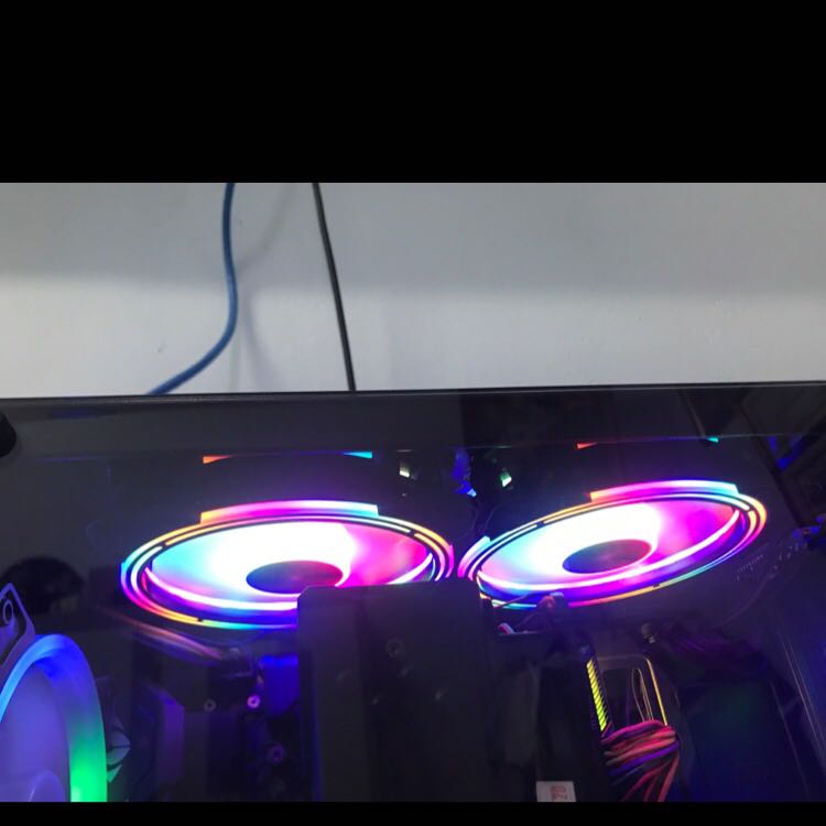 Sản phẩm không giống hình mô tả , gây hiểu nhầm là fan led đổi màu. Quạt thì mạnh không có tiếng ồn nhưng không đổi màu. 
Nhưng lỡ mua rồi không đổi được.