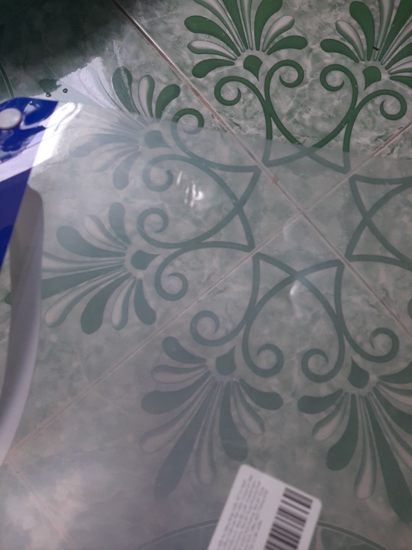 kính bị trầy, có nếp gấp do cong, gãy. Giao hàng trong hộp mà hộp đã bị mở ra trước.