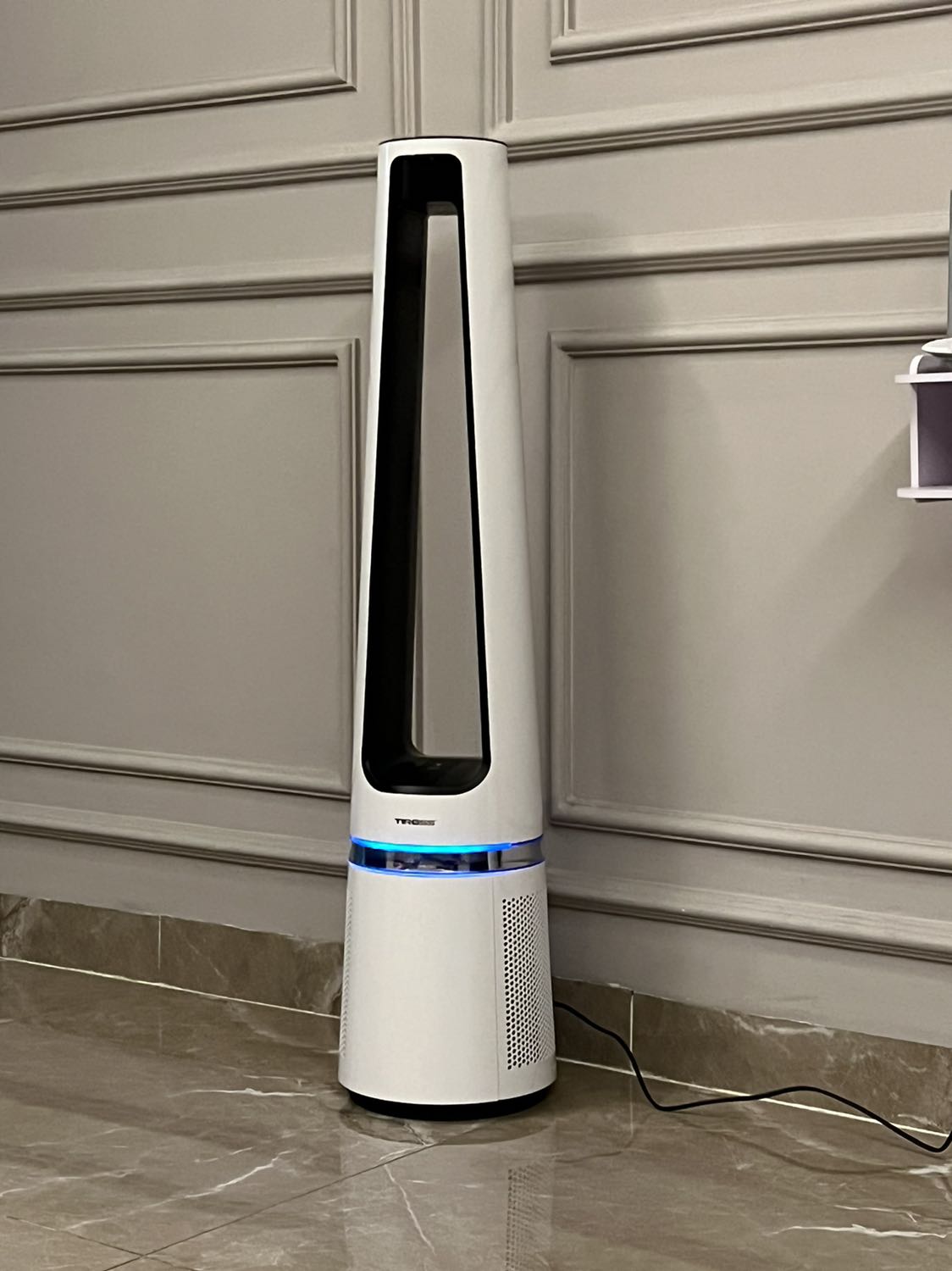 Rất êm, gió mát dễ chịu. Nhìn rất đẹp, góc quay rộng 120 độ. Kèm theo lọc không khí rất tốt Rất êm, gió mát dễ chịu. Nhìn rất đẹp, góc quay rộng 120 độ. Kèm theo lọc không khí rất tốt