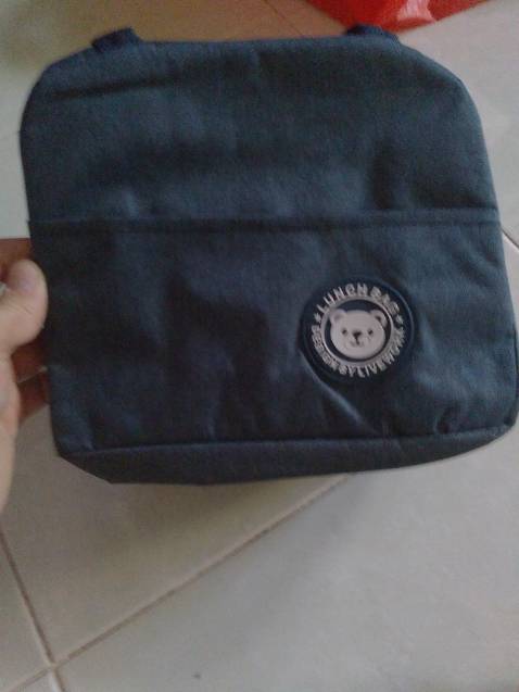 Túi đẹp nhưng mà hơi bé , vải dày chắc chắn , đường chỉ đẹp , khoá kéo chắc chắn