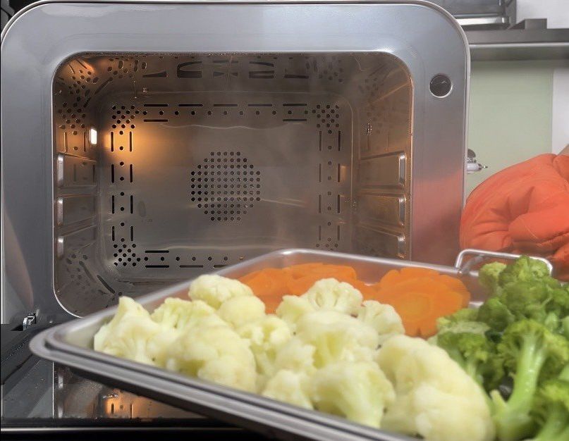 lò hấp nhanh, hơi nước cực nhiều. Rau củ vẫn giữ được màu xanh tươi đẹp mắt.