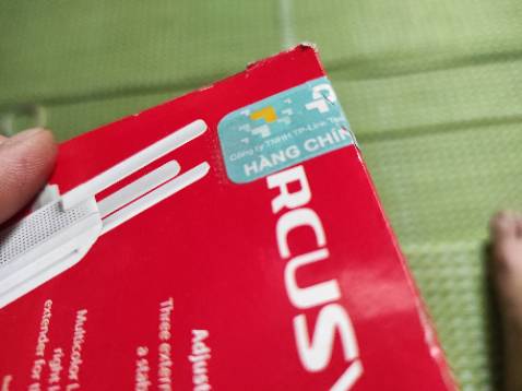 Hộp đã bị bóc seal trước khi nhận. Tem sườn chính hãng đã bóc còn bị dán đè băng dính. Sản phẩm bên trong có dấu hiệu sử dụng rồi, đóng gói cẩu thả (lần đầu mua sản phẩm điện tử của Mercusys, không biết "kiểu" đóng gói vậy hay là sao). Dùng thử thì chập chờn, đèn lúc xanh lúc cam (mặc dùng sóng wifi từ router rất gần, điện thoại luôn full vạch). Hy vọng nhận được phản hồi từ nhà cung cấp về sản phẩm một cách thích đáng.