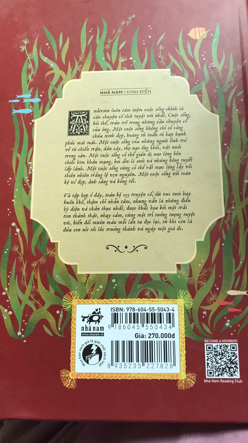 Bìa sách đẹp, nội dung hay, dịch đáng yêu và có cả tranh minh họa, rất đáng mua. Tuy nhiên mình sẽ nhắc đi nhắc lại đến khi nào Tiki chịu sửa thì thôi rằng là giao hàng nhớ thêm bọc bong bóng. Lần này mình đặt trọn bộ 2 cuốn rất to và nặng, ấy vậy mà không có nổi một miếng bọc bong bóng. Sách giao đến tay mình thì hộp rách, bám bụi, tróc cả bìa một vết rất to (cuốn kia cũng tróc nhưng mình k review ở đây) làm mình buồn vl. Rút kinh nghiệm Tiki nhé!