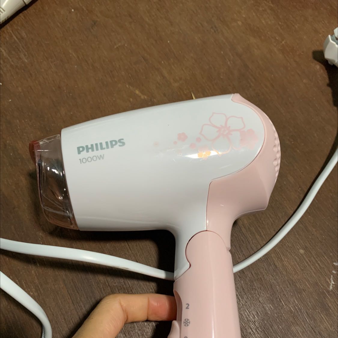 Máy sấy hai chức năng nóng và lạnh. Chỉ có 1 mức độ sấy. Máy sấy mạnh, tốt phù hợp với giá