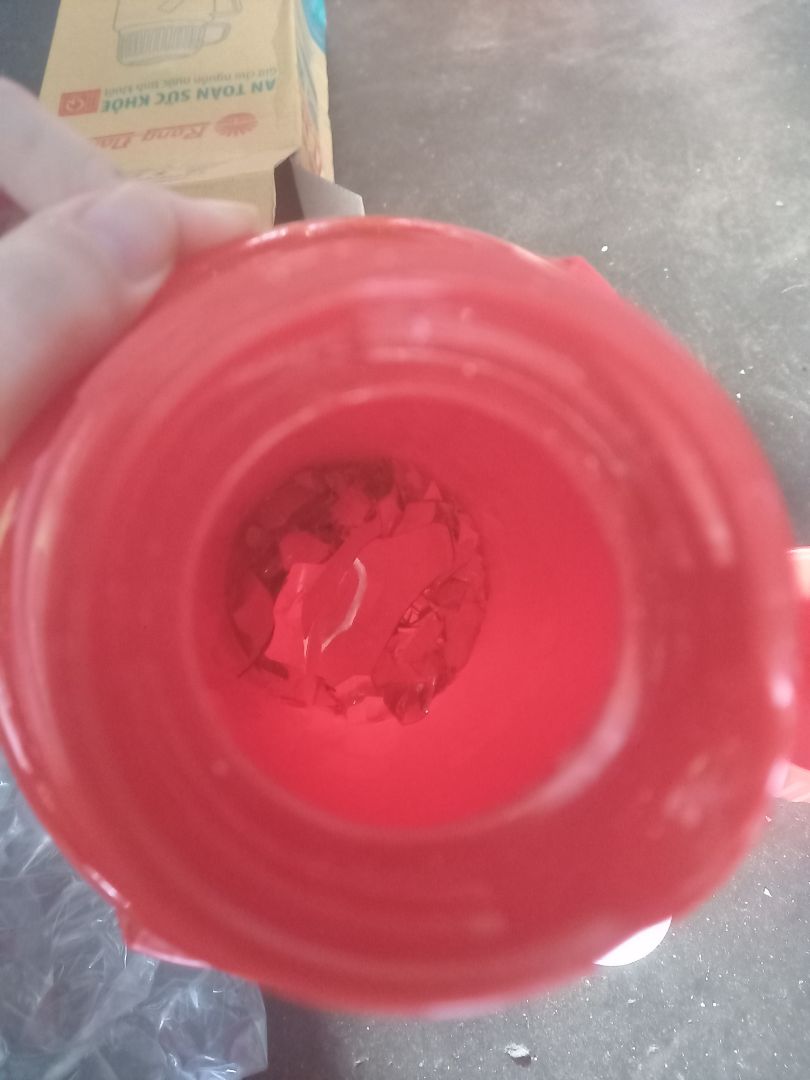 thủy tinh bị bể bên trong,tan nát.
thất vọng về sản phẩm. 
Chờ từ tháng 8 mà nhận sản phẩm như này