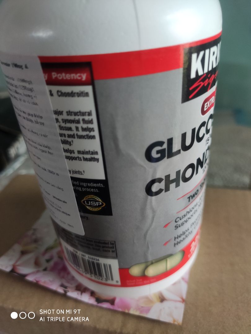 _ đầu tiên rất vừa ý về đóng gói và lời cảm ơn  của shop.
_ sau đó tụt cảm xúc vì tem nhãn dán cẩu thả (sao 1 thương hiệu có tiếng lại làm ăn vậy đc ?) nên rất lo lắng về chất lượng sp vì đây là dung nạp trực tiếp vào người và dùng lâu dài nữa.