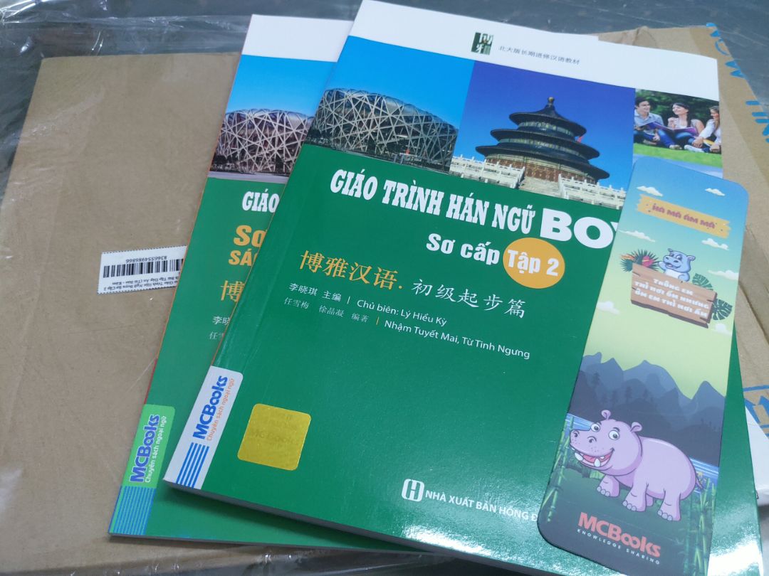 Mình đặt Combo giáo trình Hán Ngữ Boya 2 + Sách bài tập đáp án. Sách được đóng gói cẩn thận (hộp không bị móp, sách được bọc bao kính). Nhìn cả hai quyển sách rất sạch sẽ, mới, đẹp (sách thẳng, không bị lỗi, không bị gập). Chữ in rõ ràng, giấy đẹp. Nhân viên giao hàng lịch sự. Mình rất hài lòng.