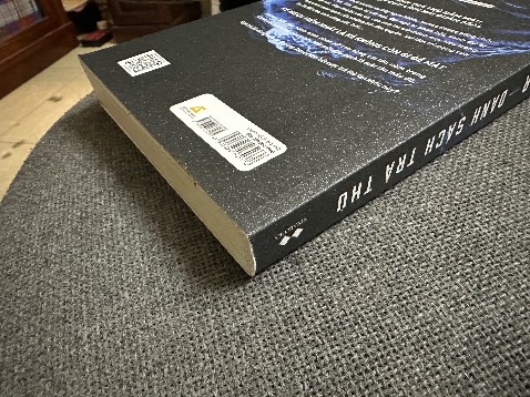 Đóng gói sơ sài, bong trầy, trông như sách cũ