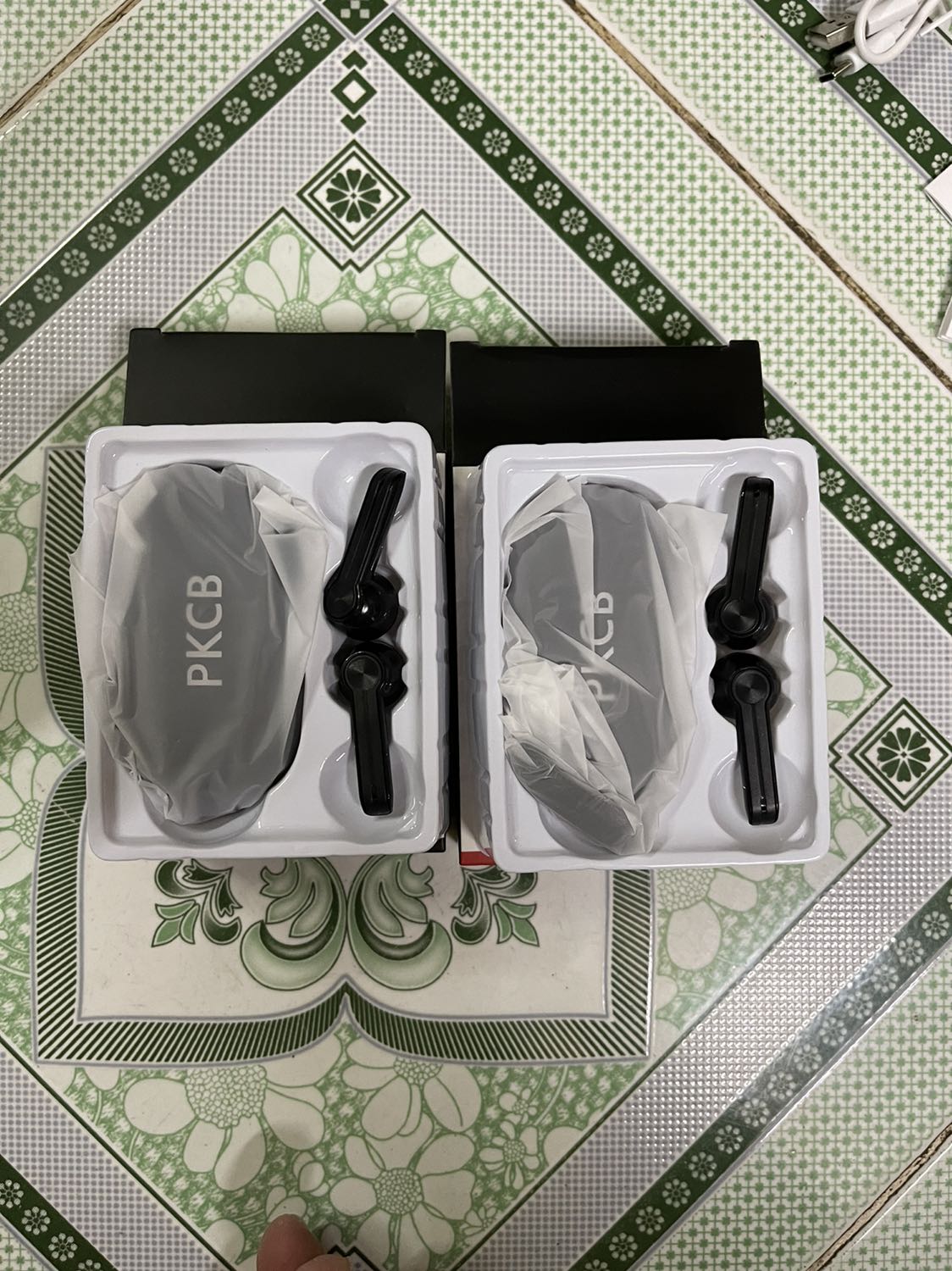 Mình đã mua 2 cái nhưng khi nghe nhạc thì nó thích thì nó cho nghe k là nó tự ngắt kết nối. Shop xem lại giúp nhé.