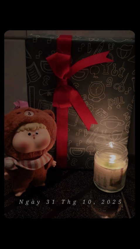 Nay tiki có khuyến mãi dịch vụ gói hàng + thiệp nên mình đặt. 10 điểm không có nhưng. Giấy gói dày đẹp, có ruy băng nữa. Gì chứ mua sách thì mình mãi ủng hộ tiki