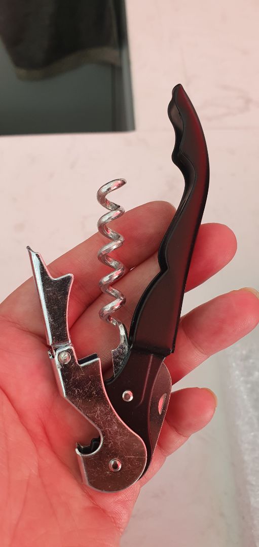 Sao trông xước tùm lum như đồ cũ vậy?