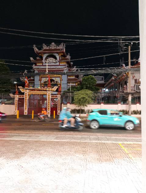 Cuốn sách muốn mua rất lâu, nay đợi giảm giá mới có dịp, cuốn cũ đọc rồi này mua cuốn này để update thêm. Những gì trong sách nói bây giờ đều xảy ra tại Việt Nam, tài sản và quyền lực tập trung vào trong tay một ít người, đặc quyền đặc lợi hưởng hết còn hậu quả dân thường gánh hết