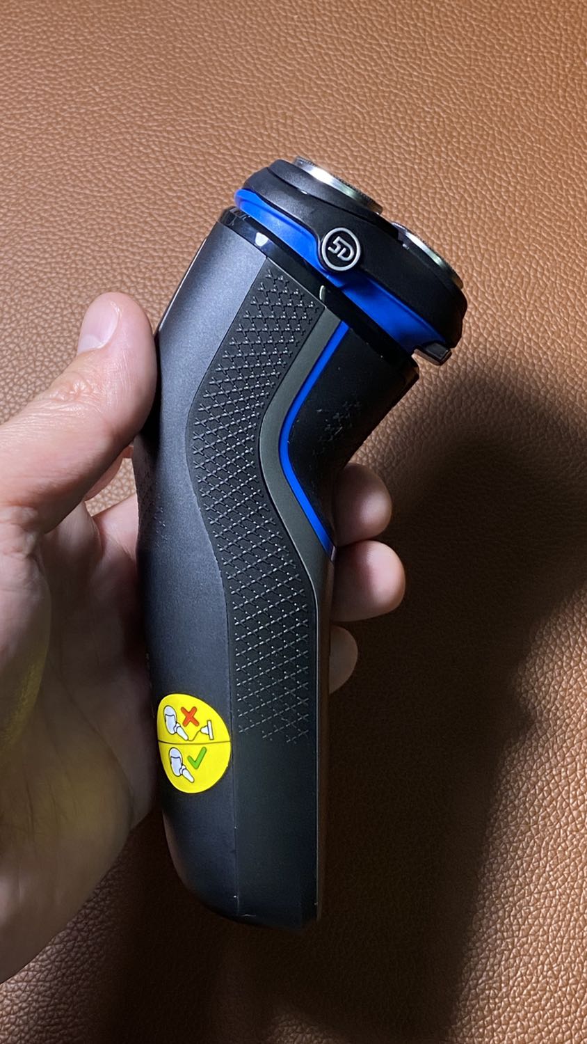 Máy chạy êm, lưỡi dao rất bén, cạo sát, sạch. Cảm giác cầm rất chắc tay.

Tuy nhiên nút bấm khởi động không có chế độ khóa an toàn, bấm một lần sẽ máy chạy ngay chứ không phải bấm giữ như một số máy khác, nếu để trong vali, balo sẽ dễ bị cấn.

Cổng sạc cũng không có nắp che, dễ bị vô nước hoặc bám bụi. Đáng lẽ với mức giá này thì Philips nên thêm vô cái nắp cao su thì sản phẩm sẽ hoàn hảo hơn.