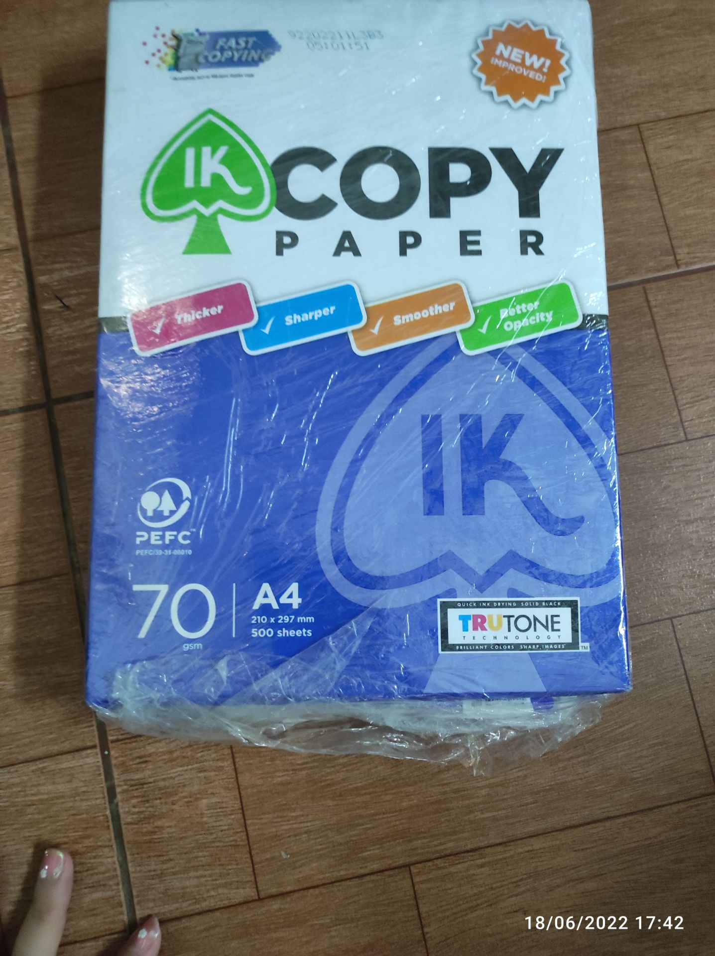 đặt đơn 10 bút và 2 tập giấy thì lại giao 1 nửa, chỉ 5 bút và 1 tập giấy