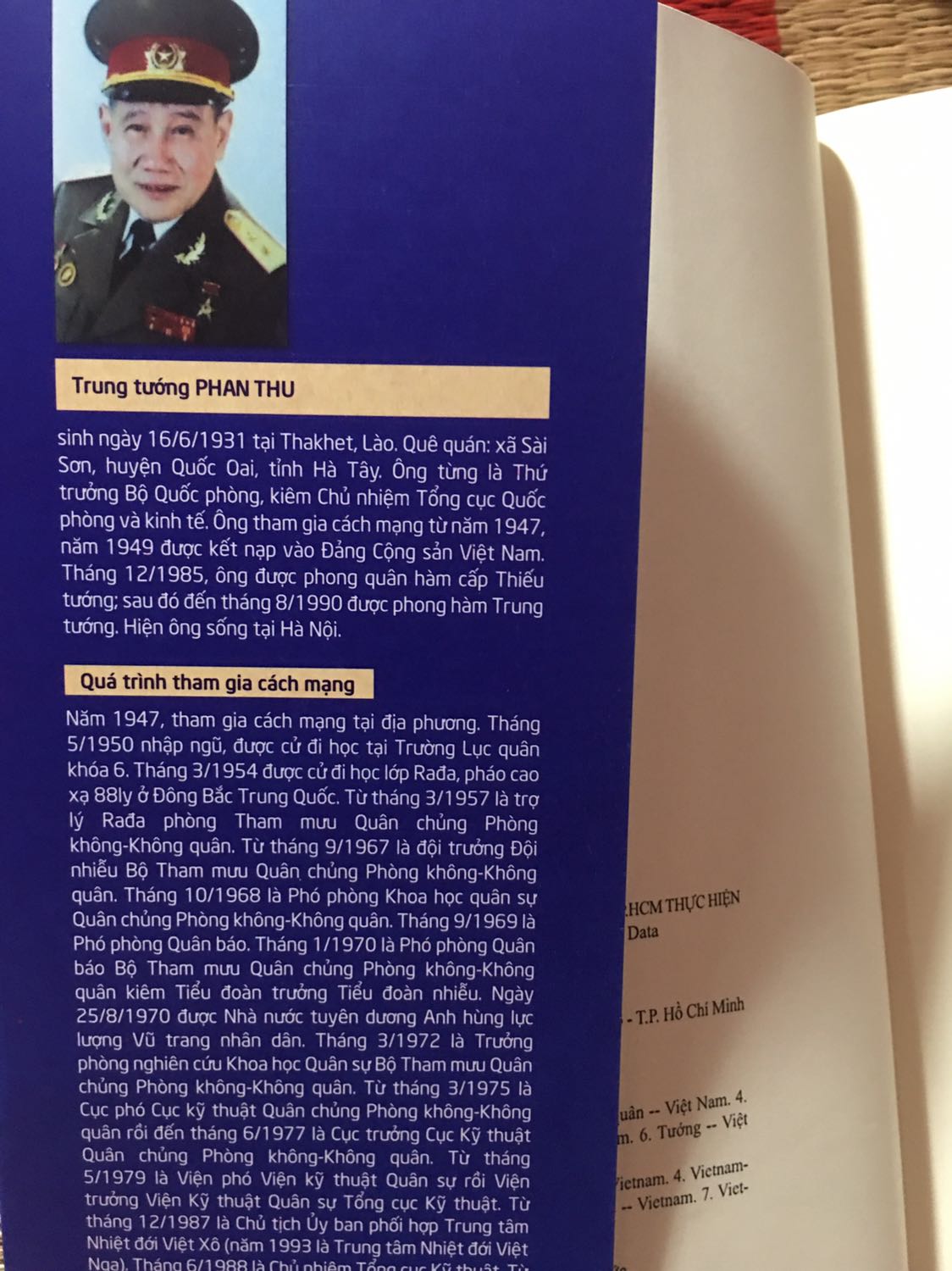 Các bạn trẻ ngày nay nên tìm đọc những cuốn sách như thế này để hiểu hơn về chiến tranh, để thấy các thế hệ ngày trước đã phải hi sinh ntn để VN độc lập thanh bình như hôm nay.