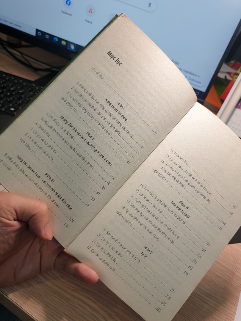 m đặt mua vì  tiêu đề sách là dành cho nhân sự, khi đưa về nhà mở ra, thì chỉ là sửa lại chút mục lục, đưa thêm vài gạch đầu dòng về nhân sự cho có - còn lại nội dung y hệt cuốn trí tuệ tài chính của 3 tác giả. việc làm Pr của bên VNHR - tự sửa tên tiếng anh của sách, thêm nội dung vào làm pr này rất phản cảm. Nội dung sách chỉ đơn thuần về tài chính căn bản thì rất hay, còn về tài chính cho nhân sự thì quá dở. nên mua khi bạn đọc hiểu tài chính, còn về nhân sự thì vô giá trị