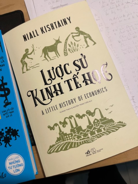 Sách bìa mềm. In ấn ổn. Nội dung phù hợp những ai nhập môn kinh tế. Khá dễ hiểu. Tác giả viết như kể một câu chuyện dài. Sách bản hơi to. Không tiện mang đi lắm. Cho 5 sao vì đóng gói và giao hàng chuẩn.
