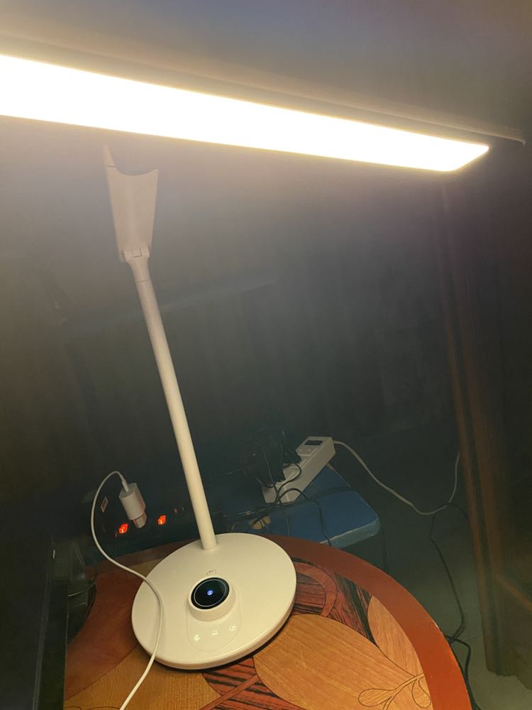 Giao hàng nhanh chóng. Sp rất chất lượng, điều chỉnh cao và góc thì nên dùng 2 tay. Có tờ hướng  dẫn sử dụng nên dễ làm quen.
Note: Điều mình thấy thú vị là đèn có thể lưu lại ánh sáng đèn bằng cách ấn khoảng 2s lên 1 trog 3 kí hiệu chế độ (nhấp nháy và chỉnh mình muốn) nên không cần phải mở đèn và thiết lập lại ánh sáng lần nữa, có thể reset lại bằng cách ngắt điện.