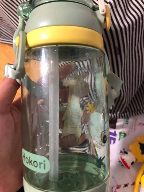 Bình nước dễ thương, bé rất thích. Màu xanh và họa tiết phù hợp với bé trai. Nắp khoá chắc chắc, bé uống k sợ bị đổ. Bình có dây đeo nên bé có thể mang đi chơi được rất tiện lợi. Đặc biệt chất liệu nhựa việt nhật an toàn yên tâm dùng cho bé