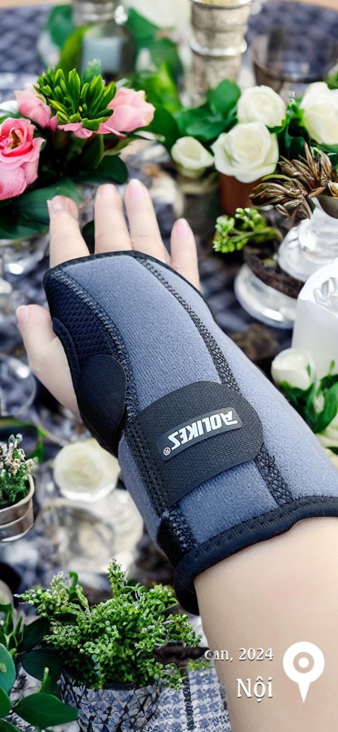 Sản phẩm tốt hơn cả mong đợi. 
Sau mấy ngày chờ đợi, vì đặt hàng đúng dịp nghỉ tết dương lịch 2024 nên hôm nay mình mới nhận được đai nẹp cố định khớp cổ tay.,
Cảm giác khi sử dụng là thoáng khí,nhẹ, nhưng sản phẩm phát huy rất tốt chức năng cố định cổ tay nhờ có 2 thanh nẹp
Shop gói hàng rất cẩn thận, ship thì rất nhiệt tình, chu đáo.
Quay lại ủng hộ shop nên bây giờ đặt mua thêm 1 Đai Nẹp cố định khớp cổ tay bên phải luôn để dùng thay đổi nhé Shop 👍
Tặng shop ⭐️⭐️⭐️⭐️⭐️