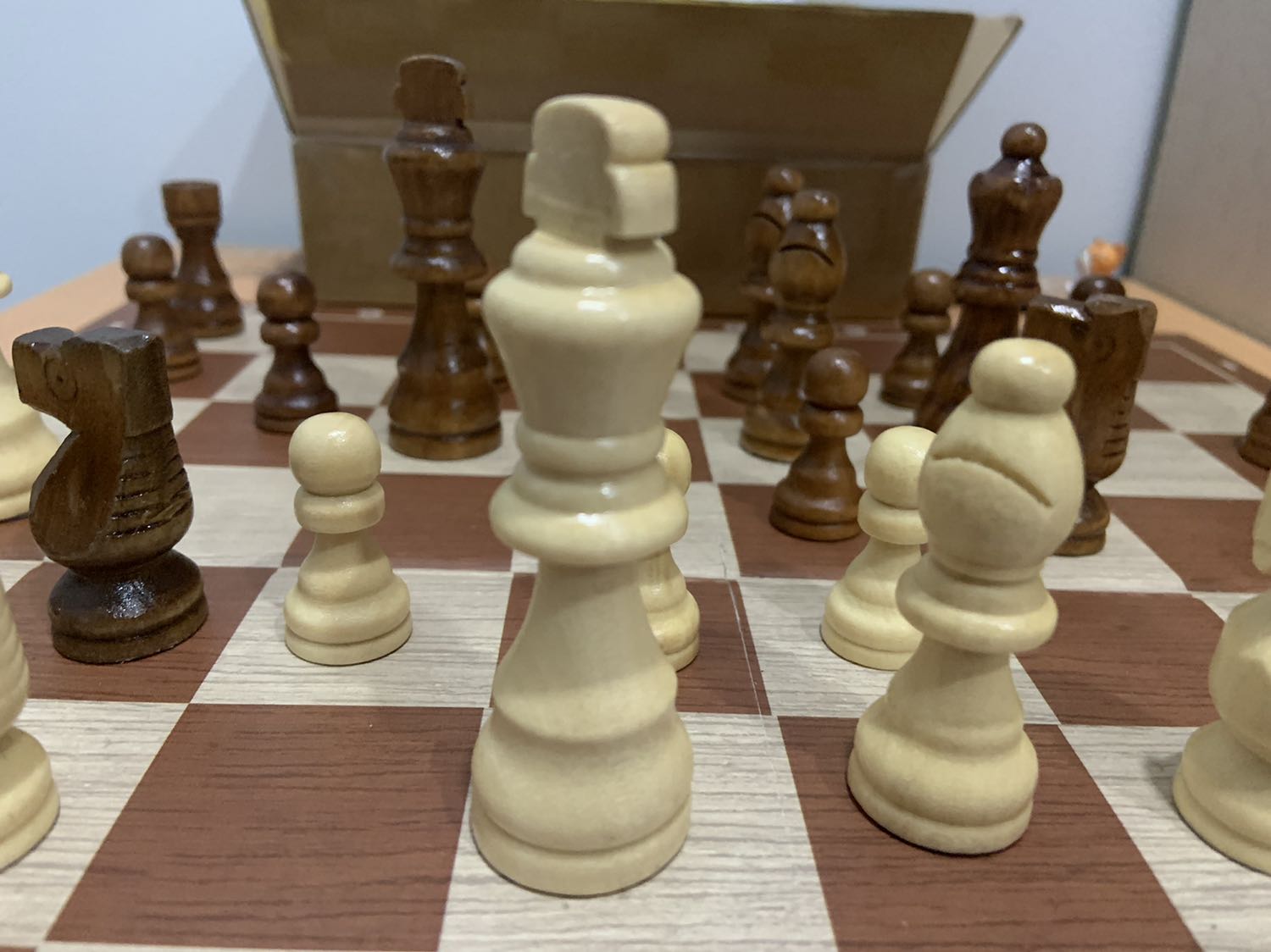 Chất lượng tốt. Thiếu 1 tốt đen. 4 tượng / 4 mã có sai lệch 1 xíu với nhau.