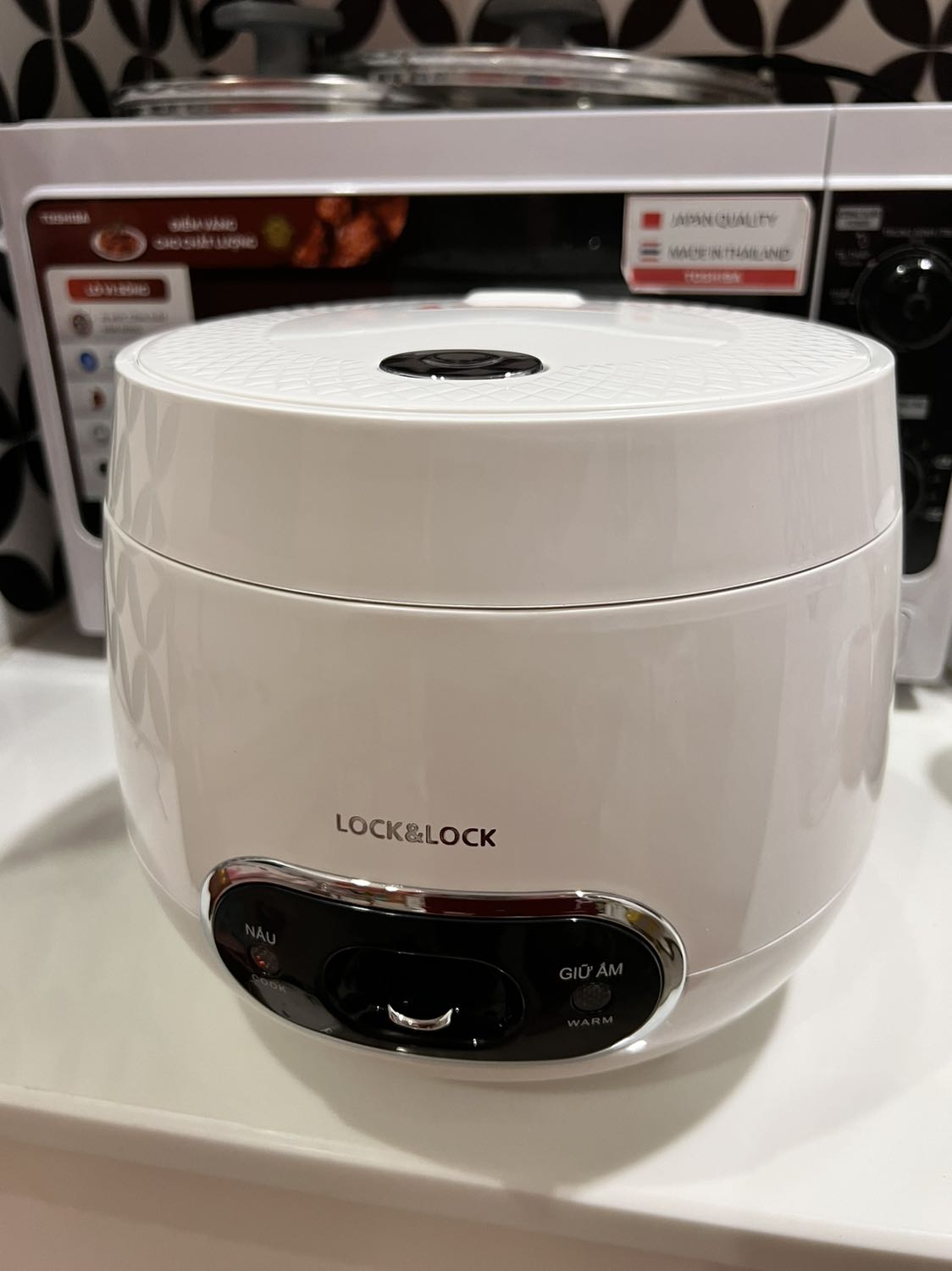 Nồi đẹp, nấu thử cơm ngon, đặc biệt nhân viên giao hàng rất kiên nhẫn và lịch sự dù ko liên lạc được với mình sau 9 cuộc gọi nhỡ (do mình ra ngoài để quên đt) 😭 Cảm ơn Tiki và anh/chị shipper rất nhiều!