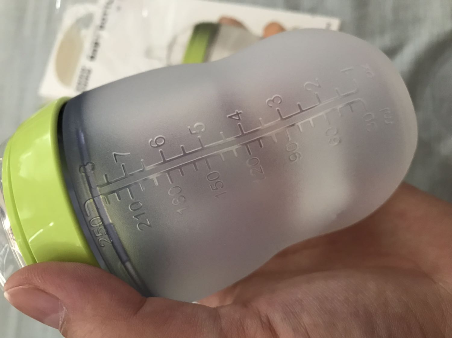 Hàng có hộp đẹp. Bình sữa mềm, núm mềm, em bé 4 tháng hợp tác bú.