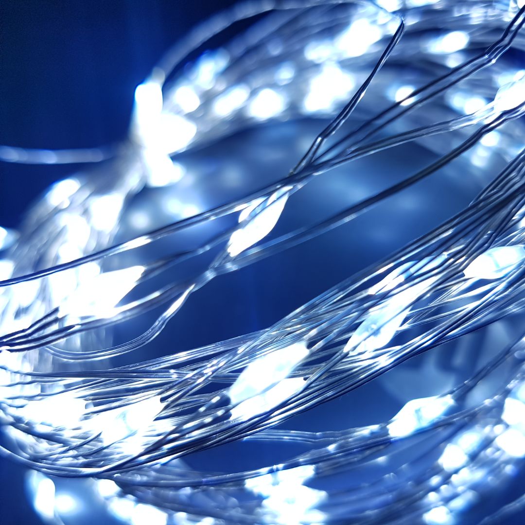 Không ngờ mua màu trắng lại đẹp thế. Dây đồng phủ màu bạc kẽm rất hợp tông với led màu trắng mình chọn. Có hướng dẫn đi kém, điều khiển chọn 7 kiểu nháy, 1 kiểu luôn sáng. Thích nhất kiểu số 7, nháy đẹp mắt. Lại còn tăng giảm được độ sáng, hẹn giờ. Khá ok.