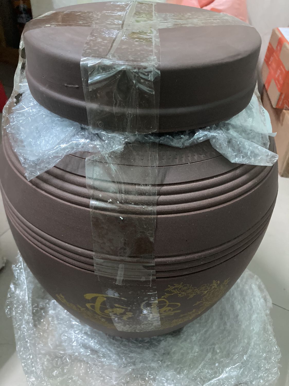 Đã nhận được hàng, cứ sợ bình gốm bị vỡ gì đó nhưng may mắn nguyên vẹn, shop đóng gói chắc chắn và kỹ lưỡng, chữ TÀI LỘC đẹp quá, giá hơi đắt nhưng thôi kệ bình gốm khá đẹp.