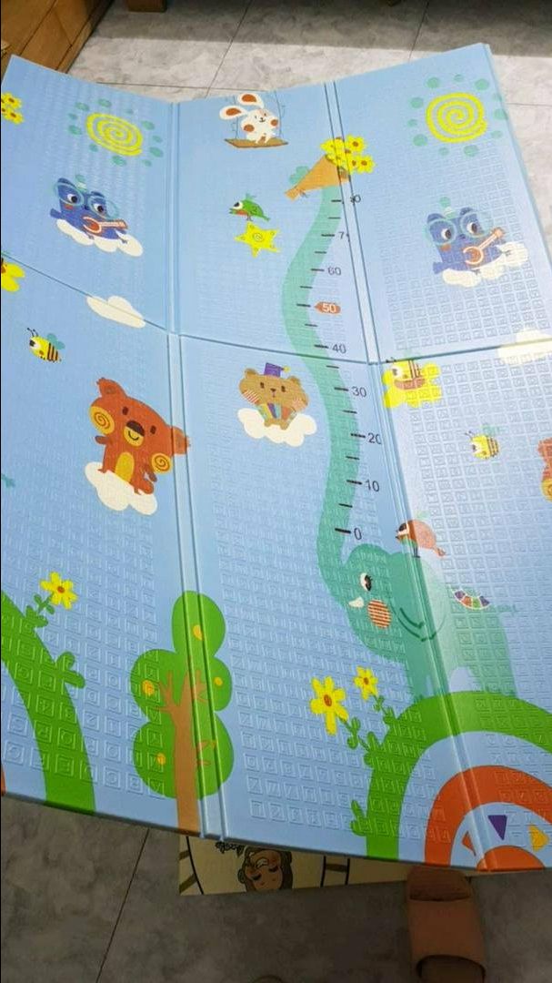 Thảm lần này đẹp lắm nha. Màu sắc tươi sáng, không lỗi, dày dặn. Bé lăn lê bò toài rất thích Thảm lần này đẹp lắm nha. Màu sắc tươi sáng, không lỗi, dày dặn. Bé lăn lê bò toài rất thích