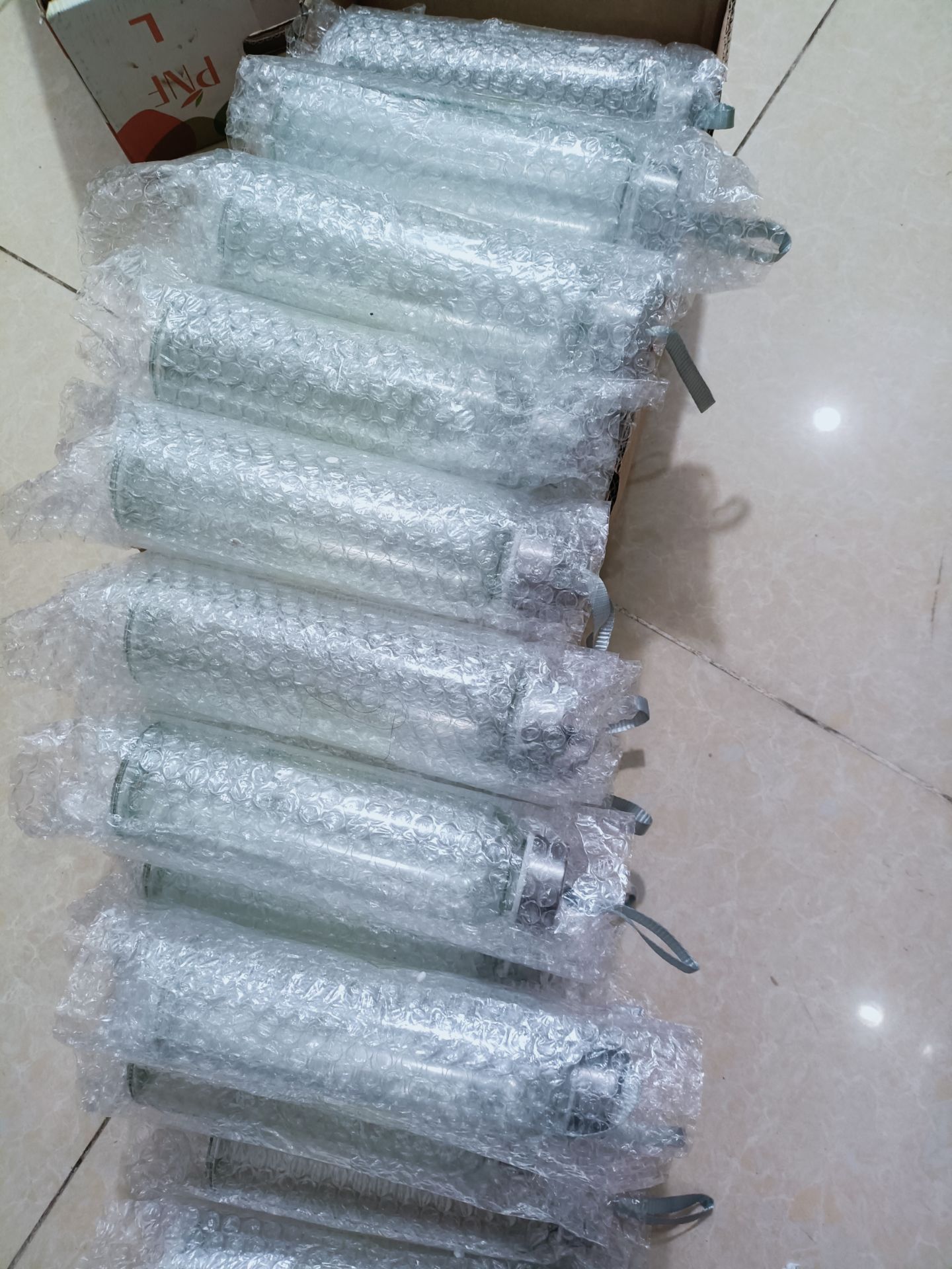 Giao hàng nhanh.đóng gói chắc chắn. đa phần sản phẩm tốt,nhưng có vài chai nắp bị móp, thân chai không đẹp.