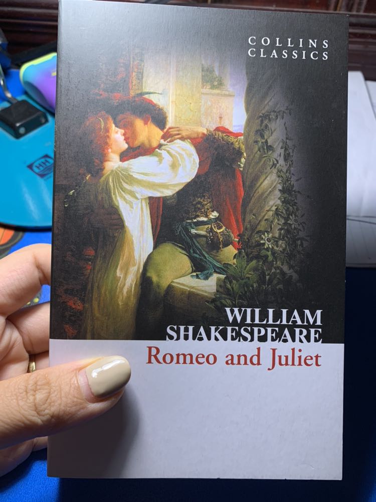 Ship hàng nhanh, cẩn thận. Truyện cầm nhẹ tay, màu giấy khi đọc k mỏi mắt, chất lượng in tốt. Cuốn này kinh điển nên mình mua về đọc luyện tiếng Anh