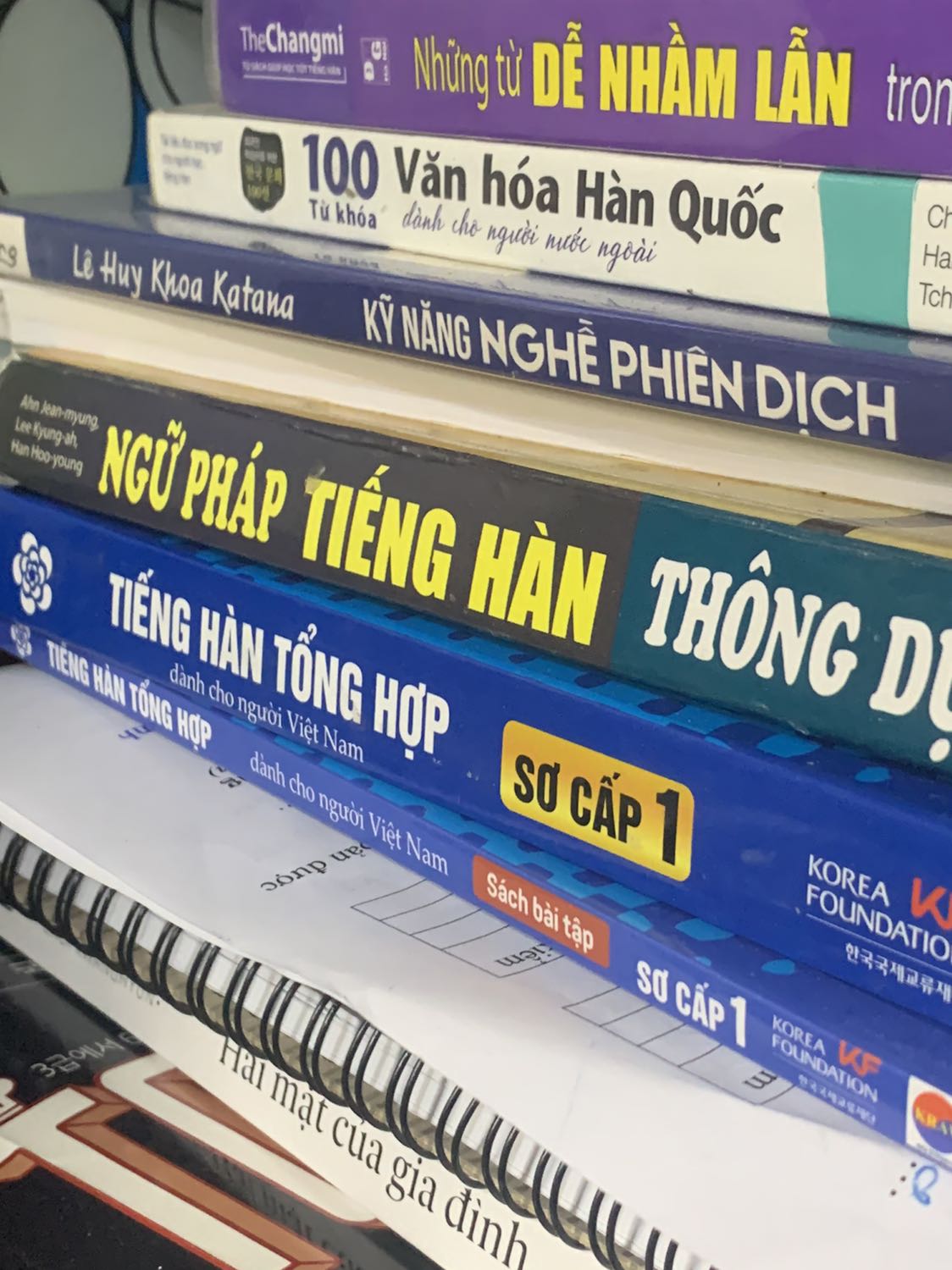 Bạn nào học sơ cấp thì nên mua cả bộ và sách bài tập giải, dễ hiểu lắm.