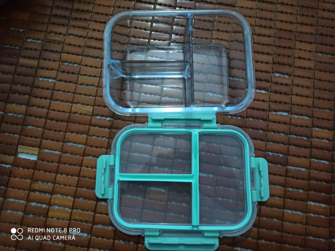 SP tốt, thủy tinh chắc chắn, dày, có phần ngăn giữa giúp đồ ăn k bị lẫn vào nhau. các chốt làm bằng nhựa dẻo có thể tháo rời ra đc. điểm 10 cho chất lượng và sự tiện dụng