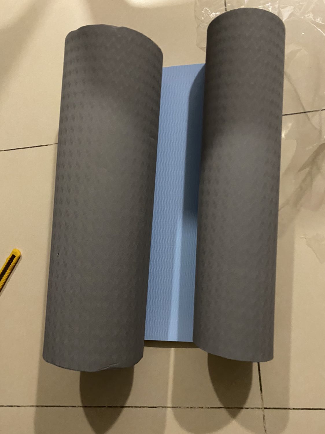 Mẫu thì lung linh, còn có cả nhãn trên thảm, hai mặt mẫu đều màu xám đậm và xám nhạt, khi giao lại hoàn toàn khác. Vận chuyển lại bị một lỗ. Khá thất vọng !