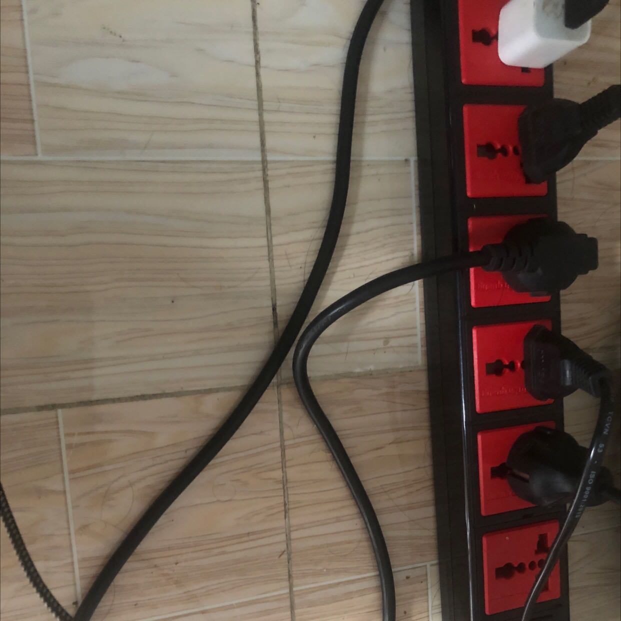 Nhiều lỗ cắm. Giao hành siêu nhanh. Ổ cắm chắc chắn