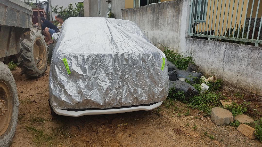 bạt không vừa như giới thiệu, bị ngắn phía sau xe nếu trùm cả gương còn phía trước thì bị dài