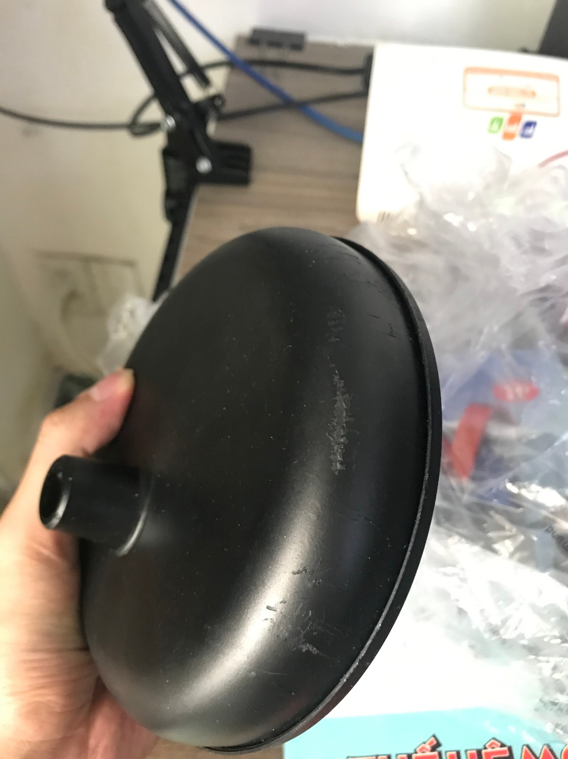 Thông tin ghi chiều dài thân đèn là 38cm và 37cm, chụp đèn 15.5cm nhưng lại giao cho mình đèn nhỏ, thân chỉ có 23cm và chụp đèn cỡ 12cm. Mình gắn cái bóng đèn của mình vô nó lòi ra cả khúc, bật lên chói cả mắt do cái chụp đèn ngắn quá ko che được hết. Đề nghị tiki hỗ trợ đổi trả chứ như vầy mình ko xài được.