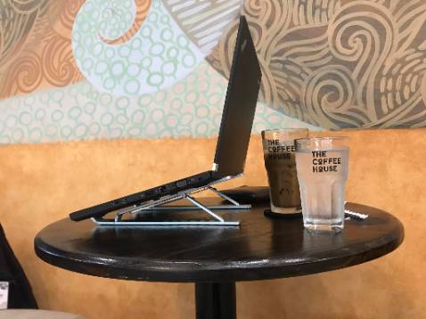 Tiki giao hàng nhanh chóng, chuẩn hàng chính hãng đóng gói cẩn thận, nhân viên giao hàng nhiệt tình và chu đáo - xứng đáng 5 sao. Sản phẩm chắc chắn, hữu dụng, thích nhất là có thể gấp gọn để trong túi đựng kèm rất lịch sự, quá tiện với người hay đi cafe như mình - chất lượng 5 sao.