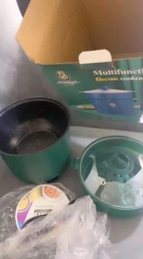 Nồi xinh lắm ạ, nóng nhanh, cute xỉu, nên mua nha mn ơi vì nó rất tiện. Màu xanh rêu, nồi bé bé xinh xinh, ăn 1-2 người ok. có thể lẩu, hấp, chiên rán ok vì cũng ko dính nồi. chỉ có điều vệ sinh thì hơi khó, nên rửa cẩn thận ạ! tôi chấm 9.5 điểm nhé!