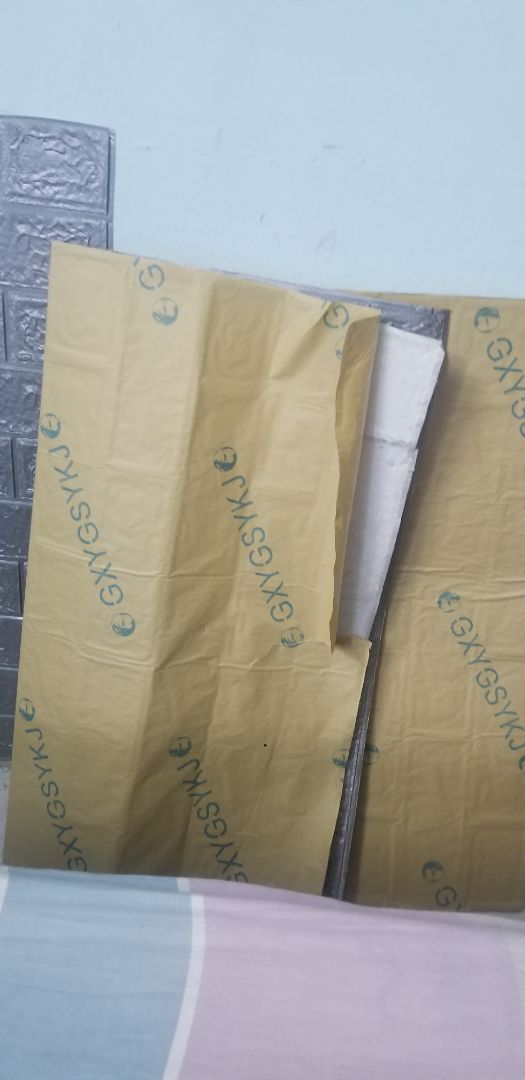 Hàng thật sự quá tệ, lần đầu mua rất tốt nên quyết định mua thêm sản phẩm để dán tường, nhưng chất lượng cực kì xấu, hàng cũ, phai màu, keo bên rìa thì khô, keo bên trong thì nhão, giấy lột đến đâu rách đến đó, khác lần đầu 1 trời 1 vực, rất mong tini mình đổi lại hàng, dù giá trị không cao nhưng thật sự thất vọng!