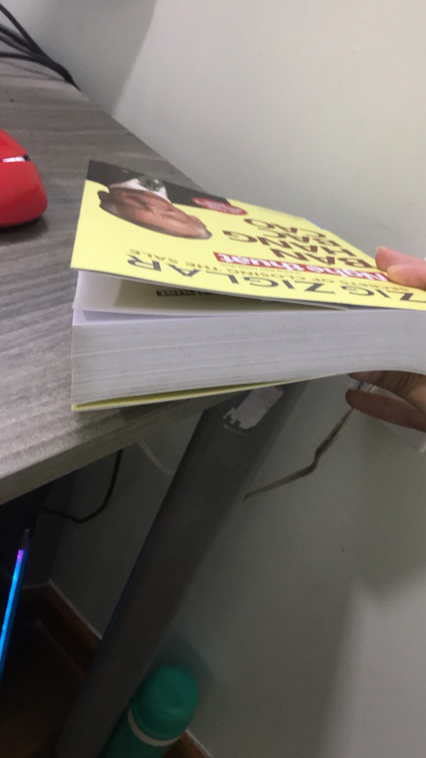 Mình mua tại nhà cung cấp Fahasa , Có ưu đãi giảm 10% cho đơn hàng hơn 159k . GIAO HÀNG NHANH . Nhận sách trong bọc bìa cứng, nhưng mà sách hình như lấy từ trên kệ xuống , có nhiều người đọc và xem qua rùi , nên bìa hơi bẩn, phần cạnh giấy trắng cũng hơi dơ. Trang giấy trắng okie.