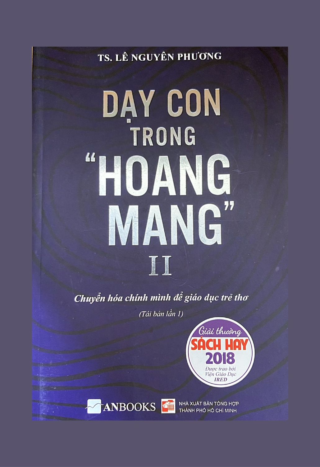 Sau cuốn 1 được tặng thì đến lúc này mới biết có cuốn 2 mà mua. Đúng là hoang mang thật các bác ạ vì cái thế hệ nửa quê mùa nửa hiện đại nửa truyền thống nửa tân tiến như chúng ta cần tự tìm tòi và định nghĩa cho mình nhiều thứ quá. Nhưng trên hết đừng để ám ảnh của tuổi thơ của quá khứ tấn công bạn mà hãy tịnh tâm để đem lại hạnh phúc cho con mình. Tui nói thì hay lắm để tui coi tui làm thế nào! Khó quá trời quá đất